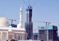 المسجد يعانق البرج الايقوني في العاصمة الإدارية