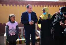 الرئيس السيسي يزور  منازل المواطنين من متضرري سيول أسوان