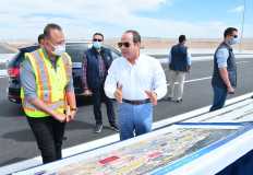 الرئيس السيسي يتفقد أعمال التطوير على امتداد طريق القاهرة - السويس